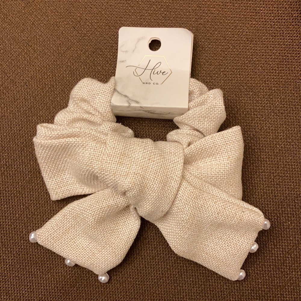⚜️Hive & Co Beige Bow Scrunchy w/ Pearl Accents! NWT!